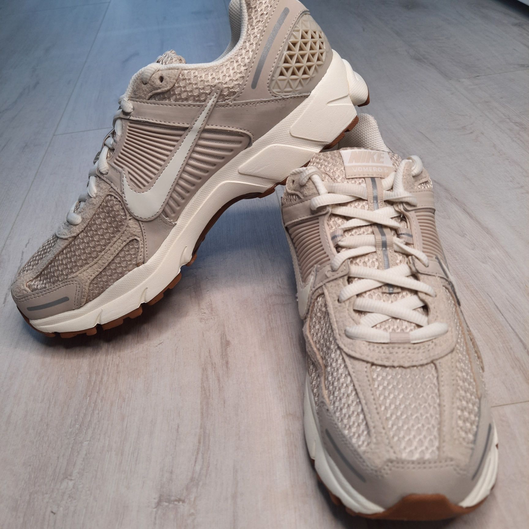 Оригінальні жіночі кросівки NIKE ZOOM VOMERO 5 BEIGE FZ3780-101