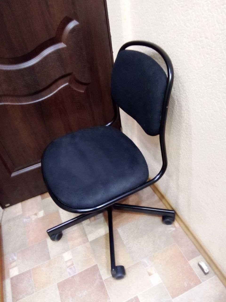 Продам офисный стул (есть 3 шт)