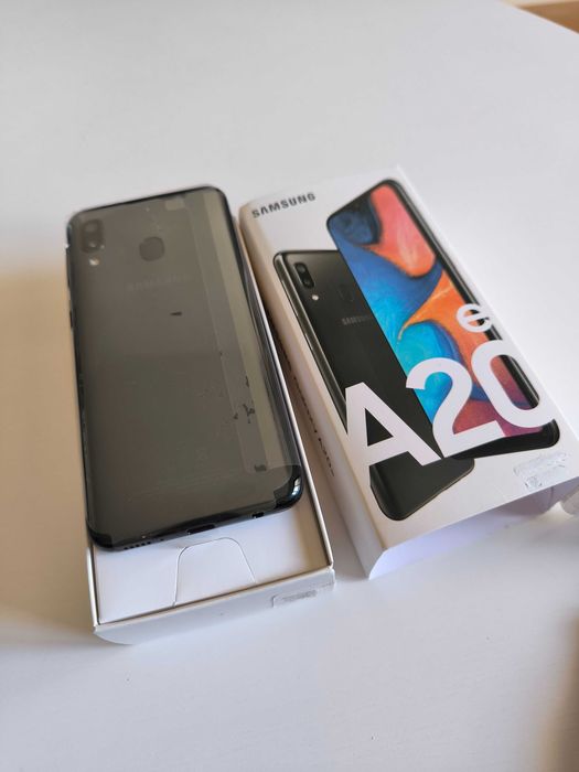 Samsung Galaxy A20e na caixa