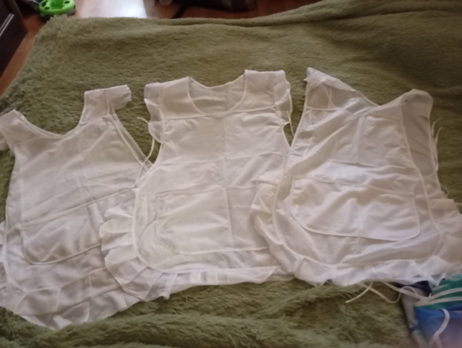 Фартуки нейлон, блузка белая , фартух с парчи