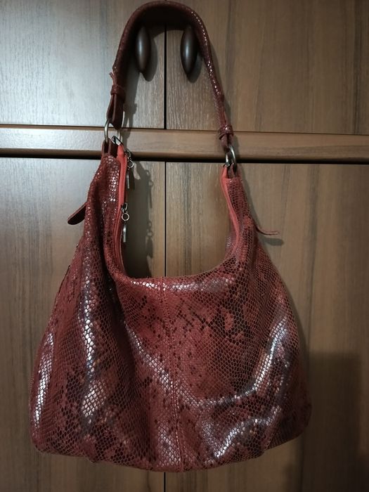 Сумка шкіряна червоного кольору.