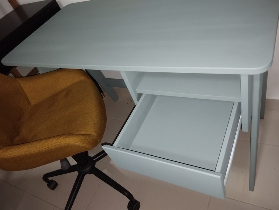 Conjunto de secretária e cadeira rotativa