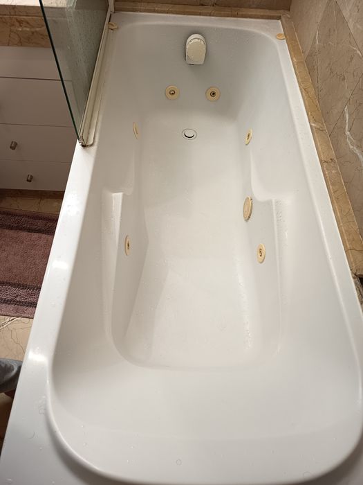 Banheira hidromassagem bom estado com resguardo. Oferta imperdivel