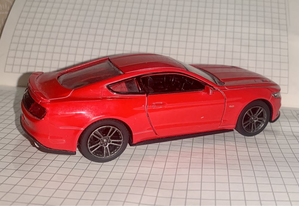 Масштабна модель автомобіля Kinsmart Ford Mustang GT 2015 1/38