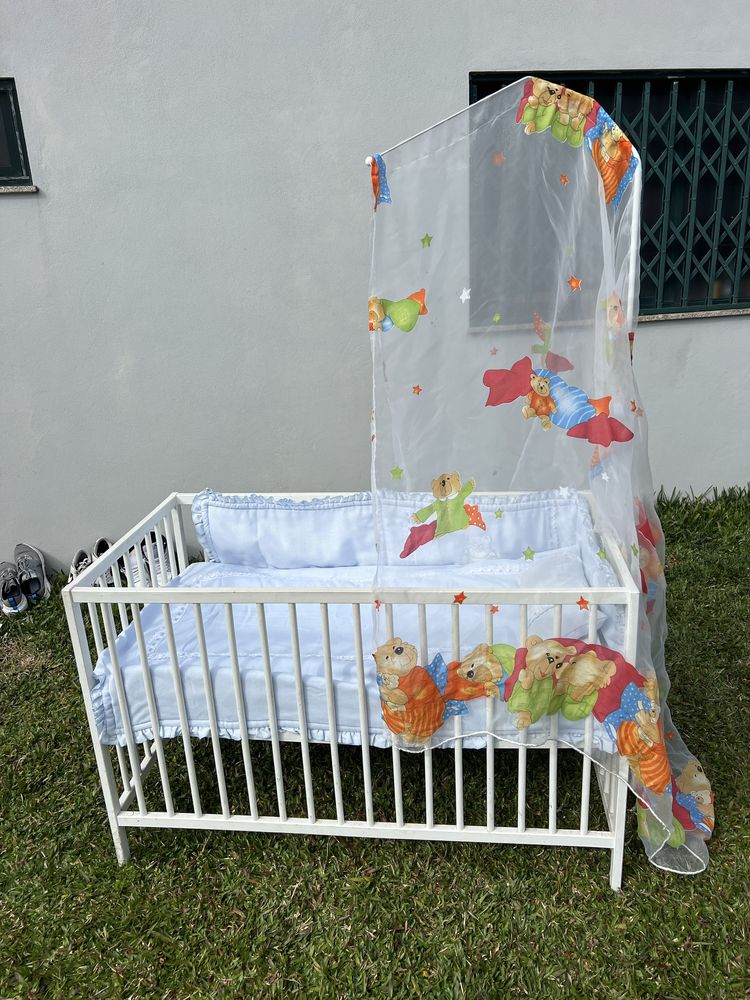Cama de bebê com colchão e textil em bom estado