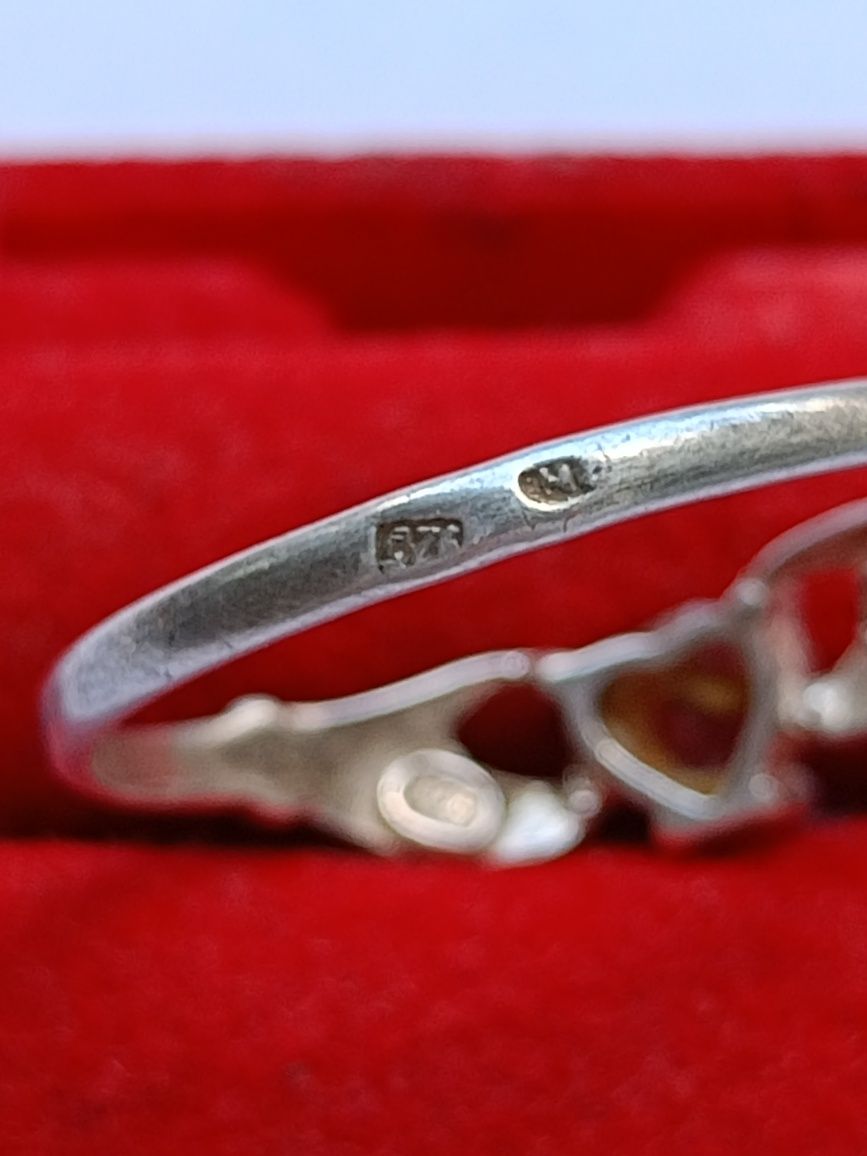 Srebrny pierścionek dłonie ze szklanym oczkiem rozmiar 18