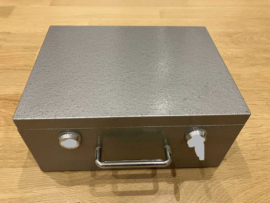 Duża Pancerna Kasetka Bankowa – Solidna – Sprawna Zamykana