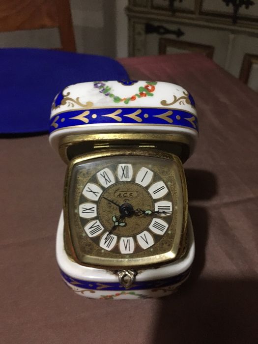 Relogio de mesa em metal e ceramica
