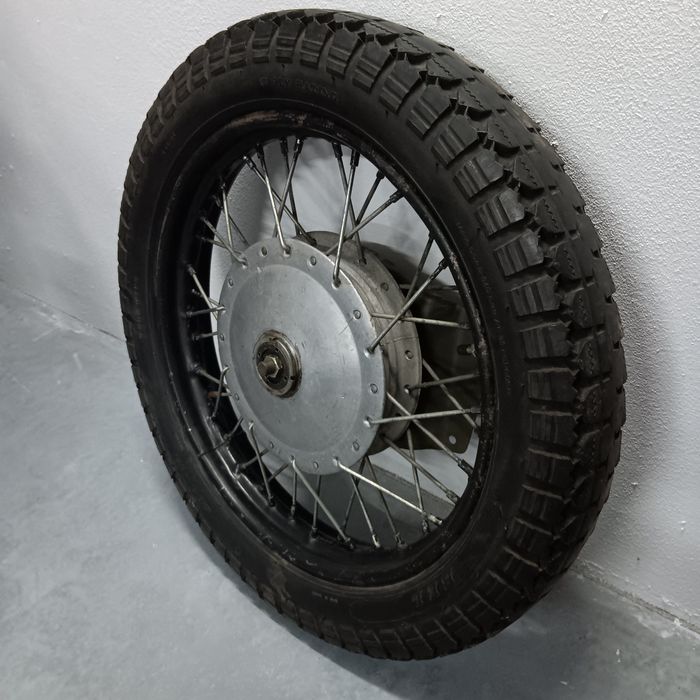 Roda antiga para decoração motas antigas