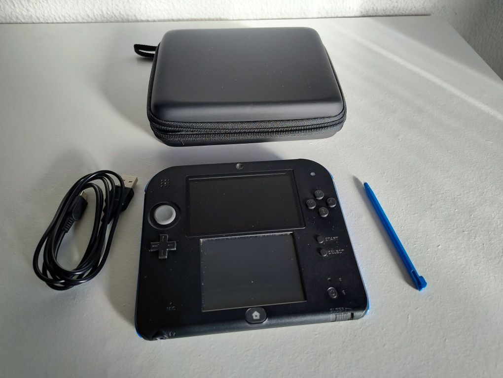 2DS desbloqueado com 17 jogos na memória