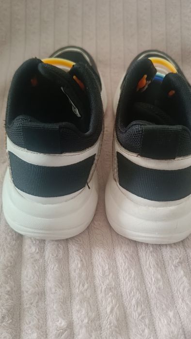 114. Lekkie adidasy dla dziewczynki