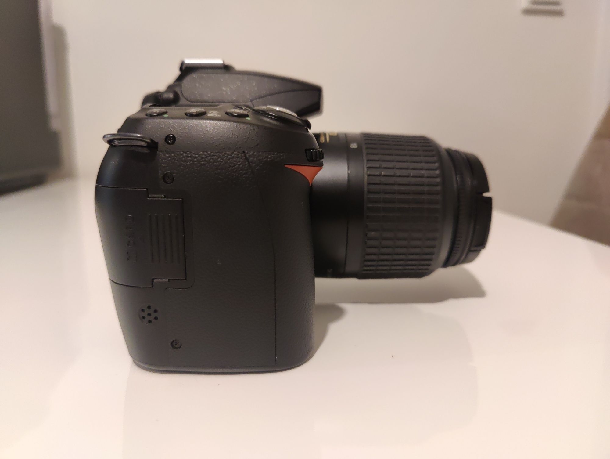Nikon D90 com lente 18-55