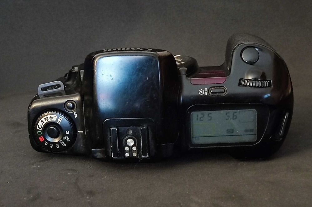 Câmara Canon EOS 10 - Analógica