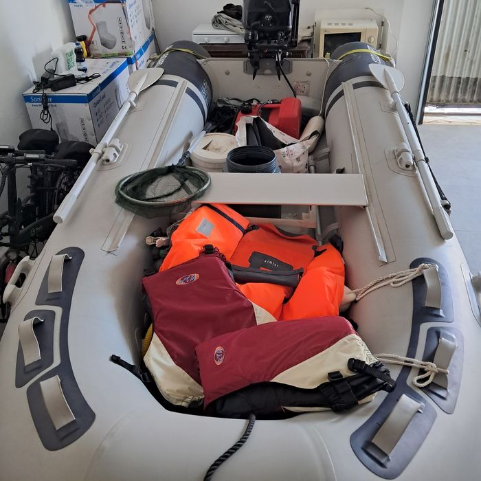 Barco pneumático versus 300