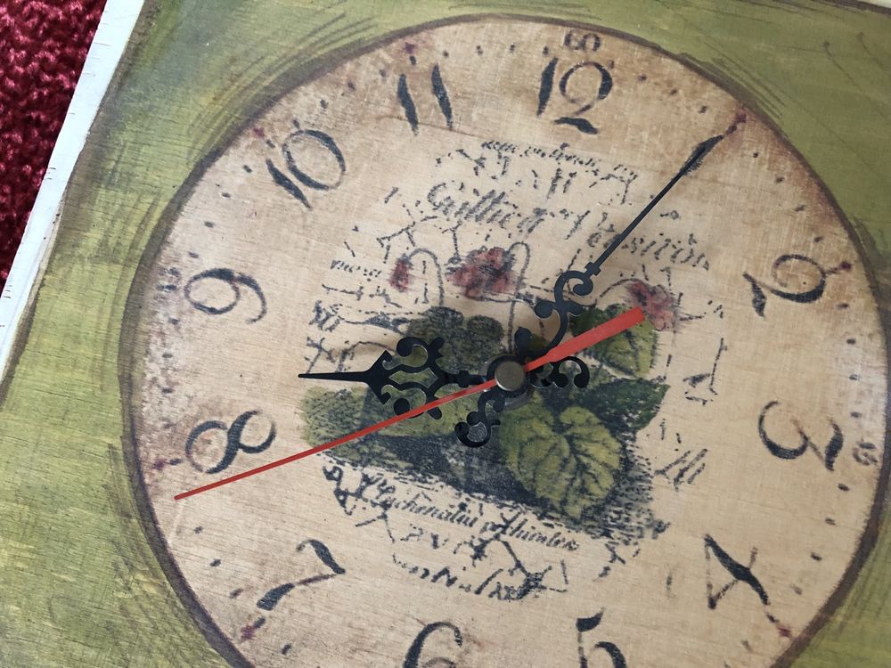 Zegar drewniany wiszący z grafiką niesprawny