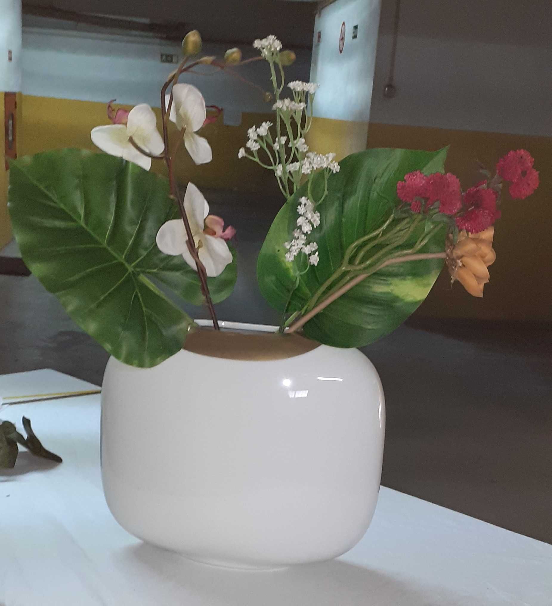 Vaso em porcelana branco com filetes em dourado