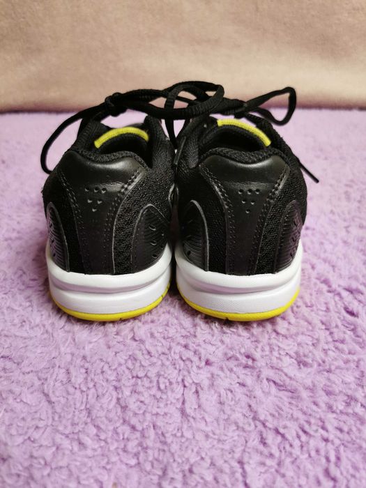 Asics buty sportowe na halę Upcourt 3 GS JR 1074A005-003 r. 32,5