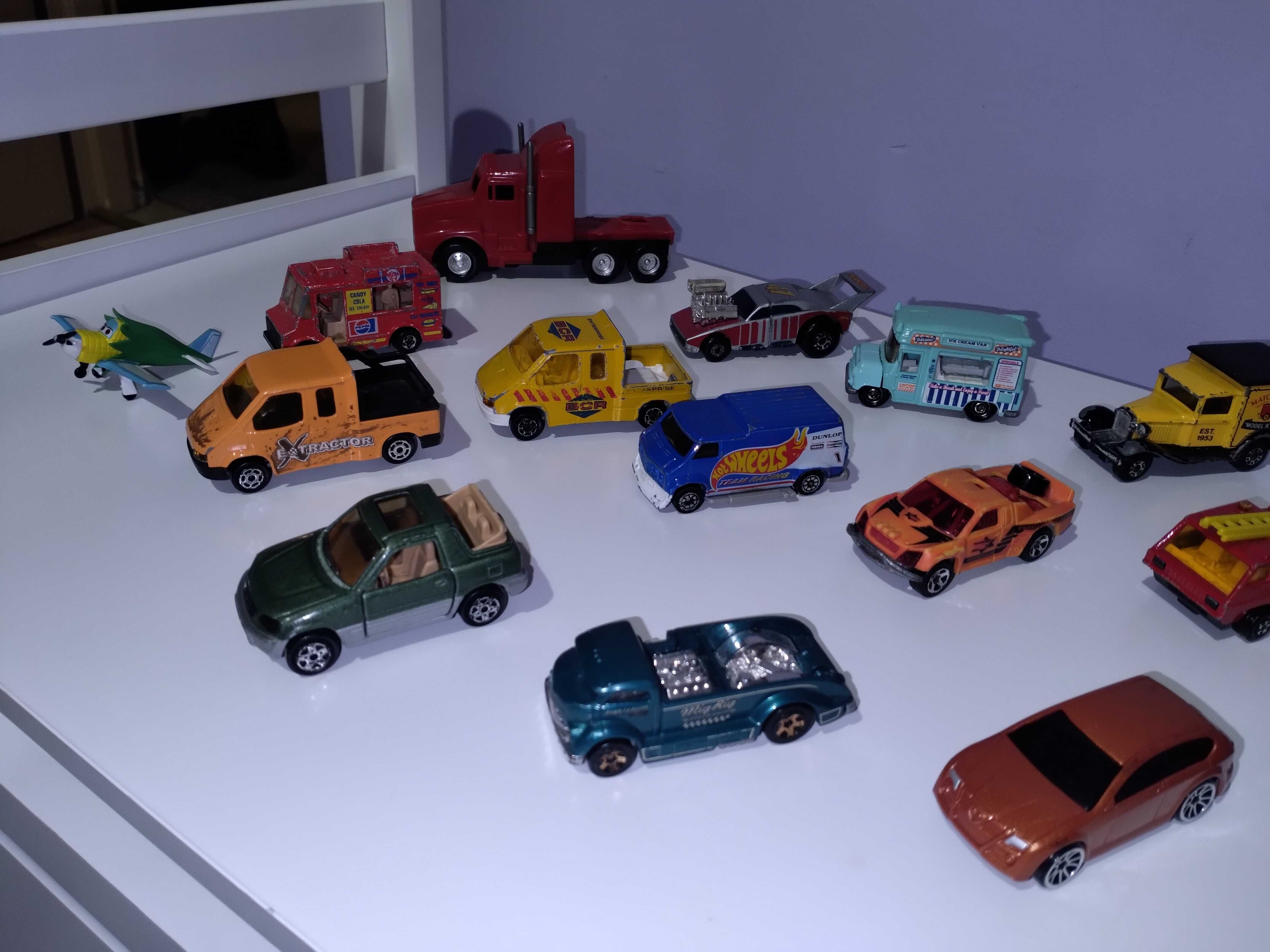 samochody metalowe resoraki hot wheels majorete matchbox 22 sztuki