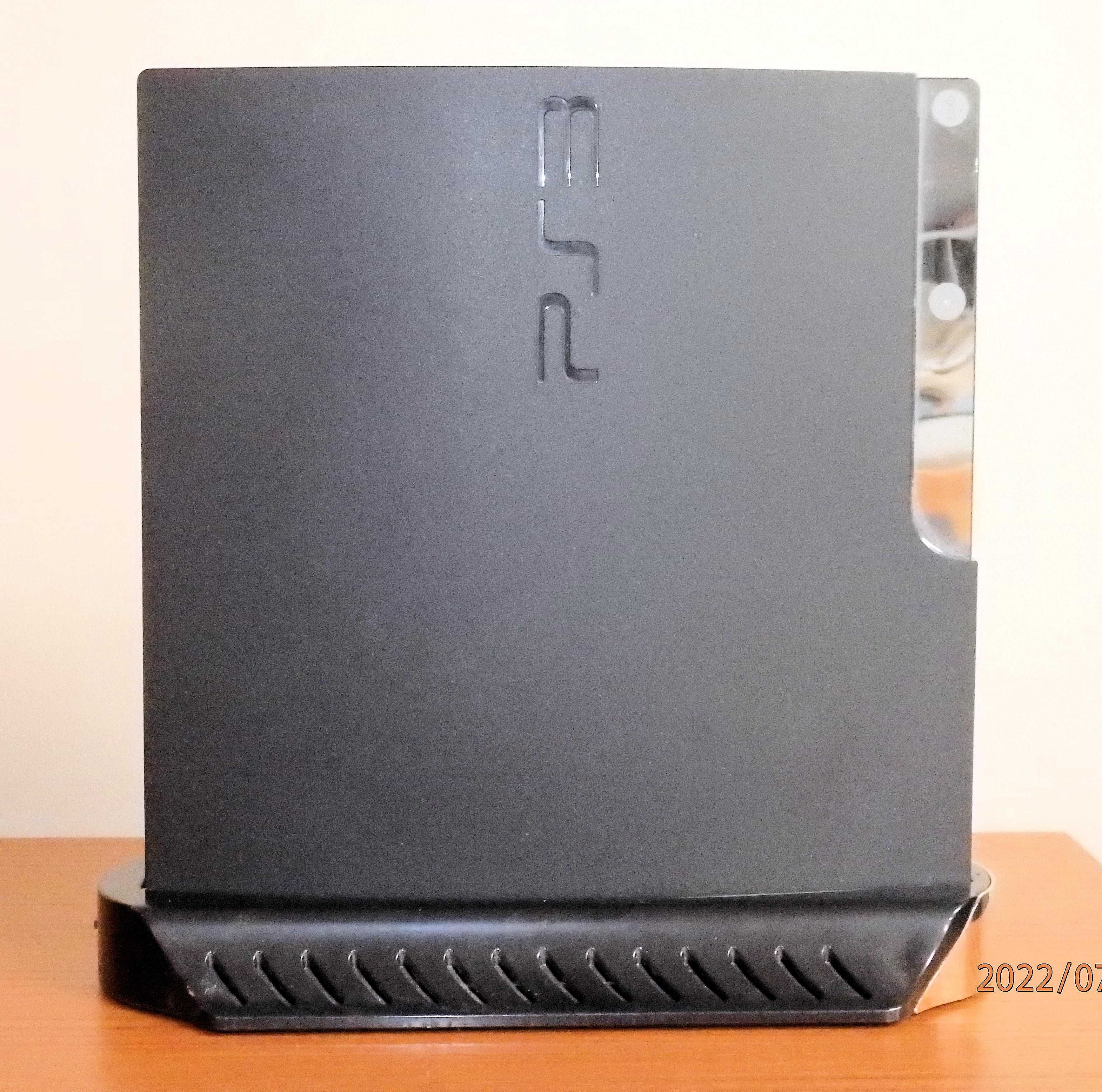 PlayStation 3 em perfeito estado, mais 10 jogos.