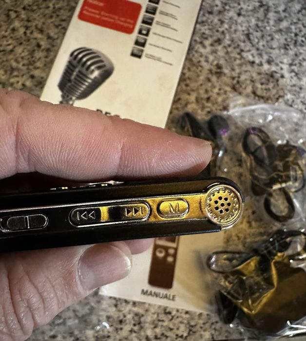 Цифровий диктофон із активацією голосу та відтворенням MP3-плеєр