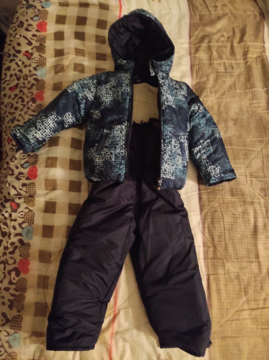Детский зимний комбинезон из куртки и штанов.