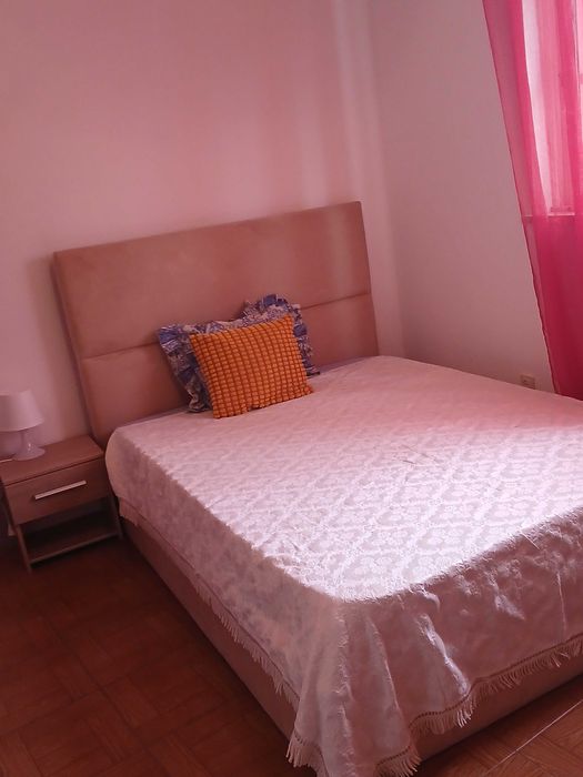 Arrendo um quarto de casal individual.