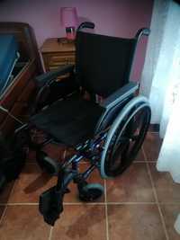 Cama articulada e cadeira aticulada e mesa com rodas