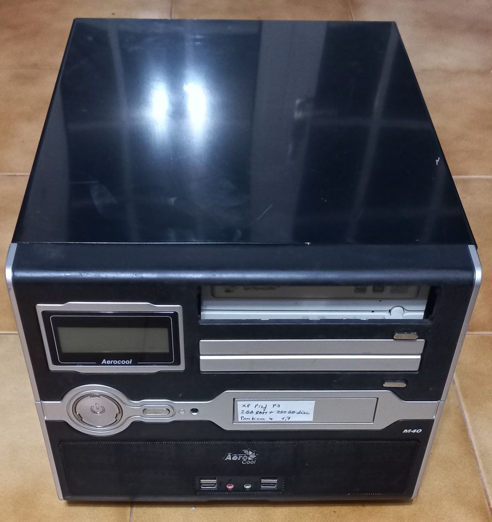 Computador em caixa quadrada