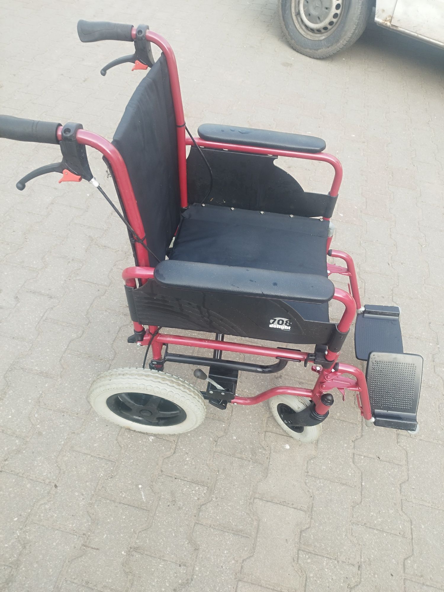 Wózek inwalidzki na małych kołach 40 cm