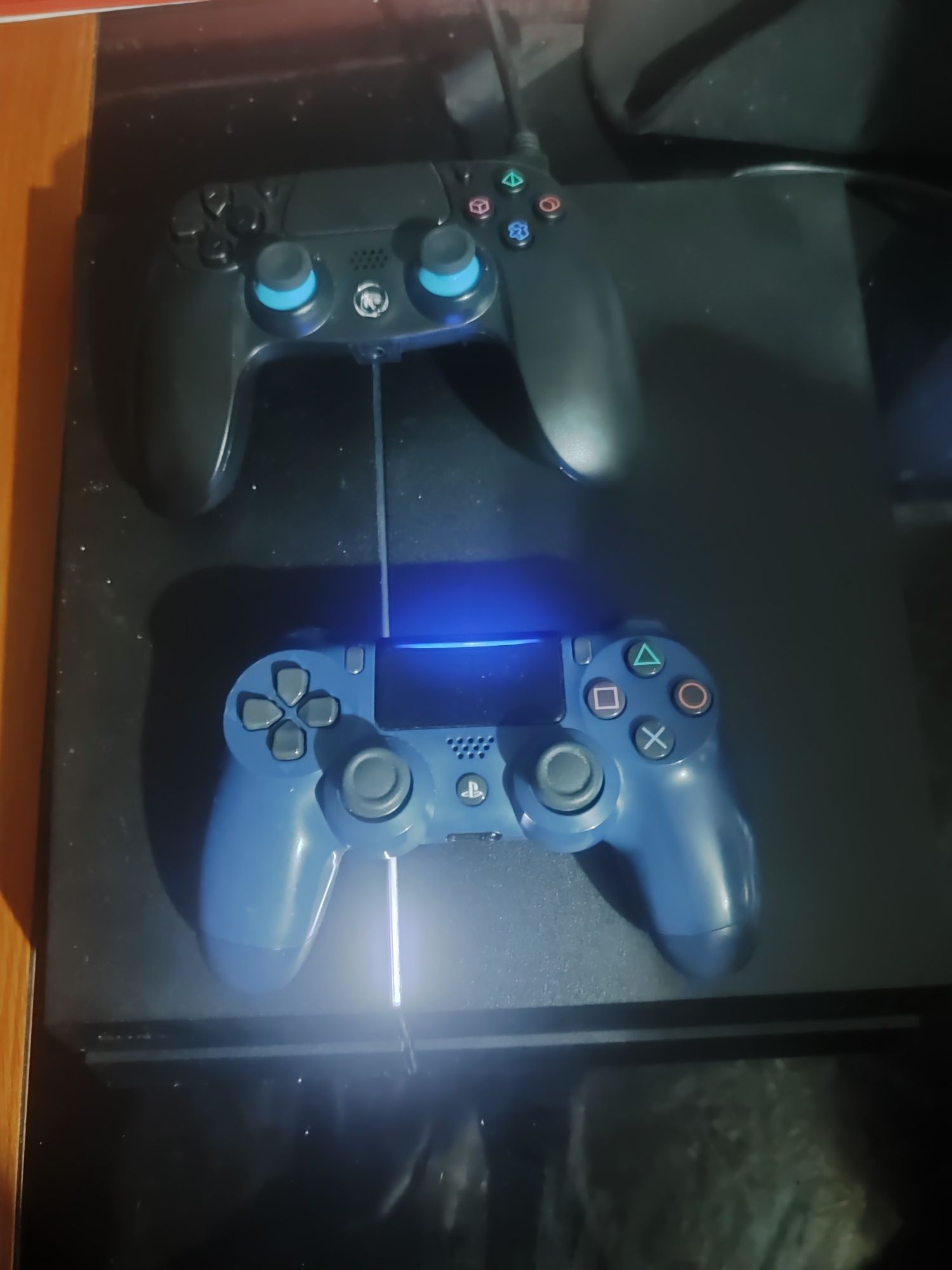PS4 com 2 comandos