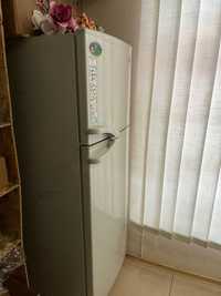 Холодильник з морозильною камерою в гарному стані