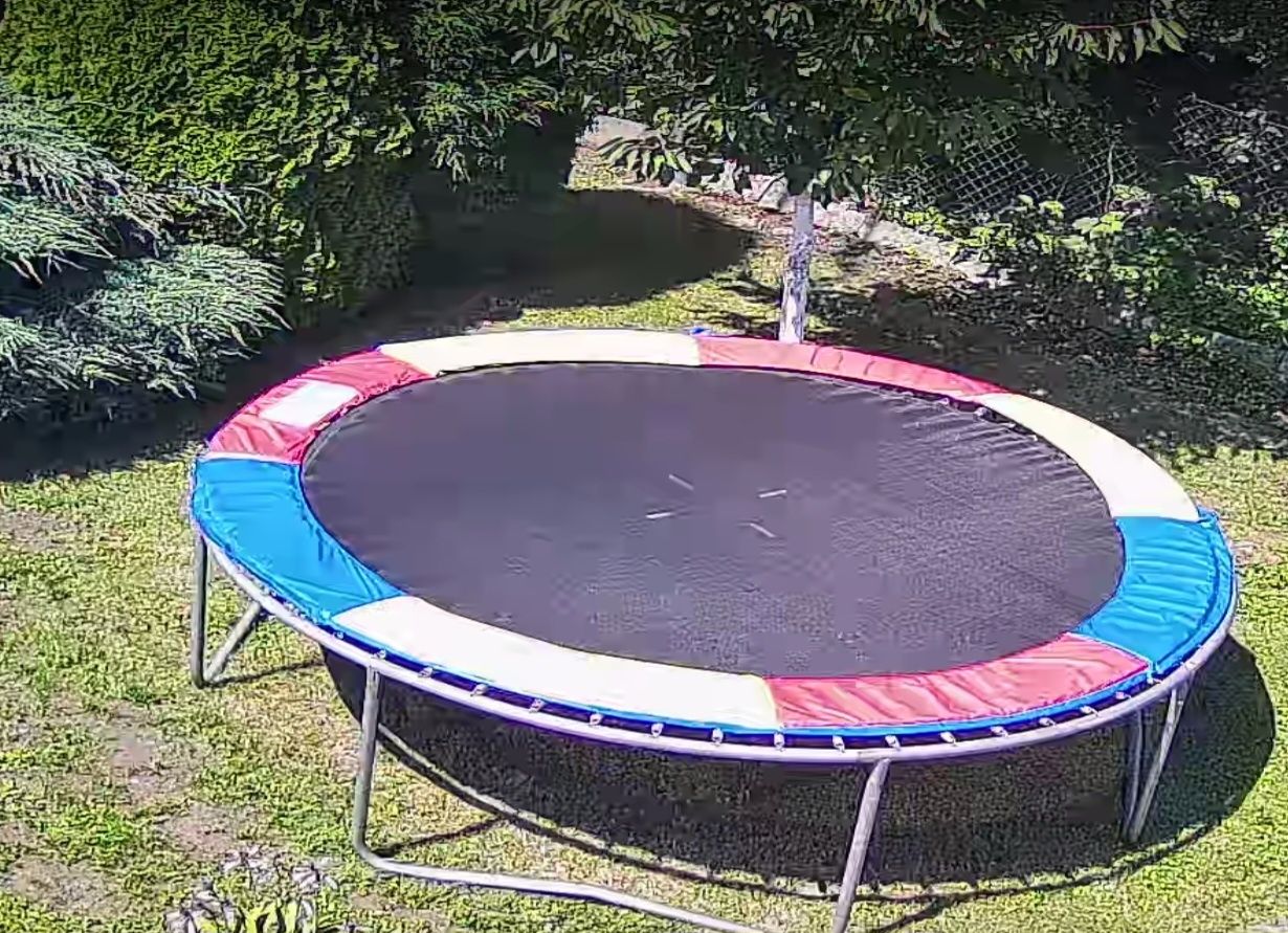 Trampolina z nową osłoną na sprężyny.