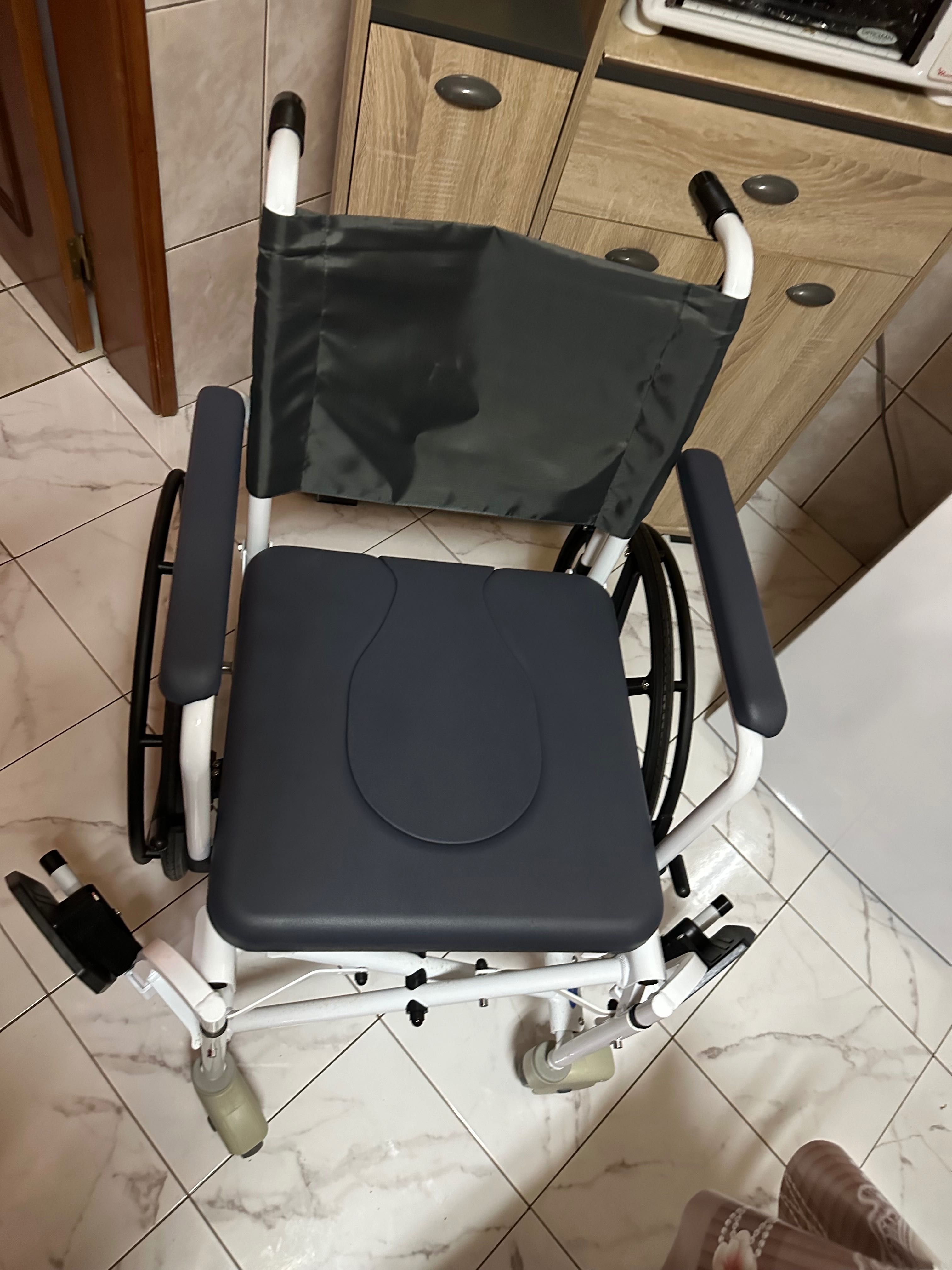 Cadeira de rodas com sanitário