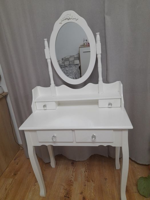 Sprzedam elegancką, białą toaletkę z lustrem w stylu vintage