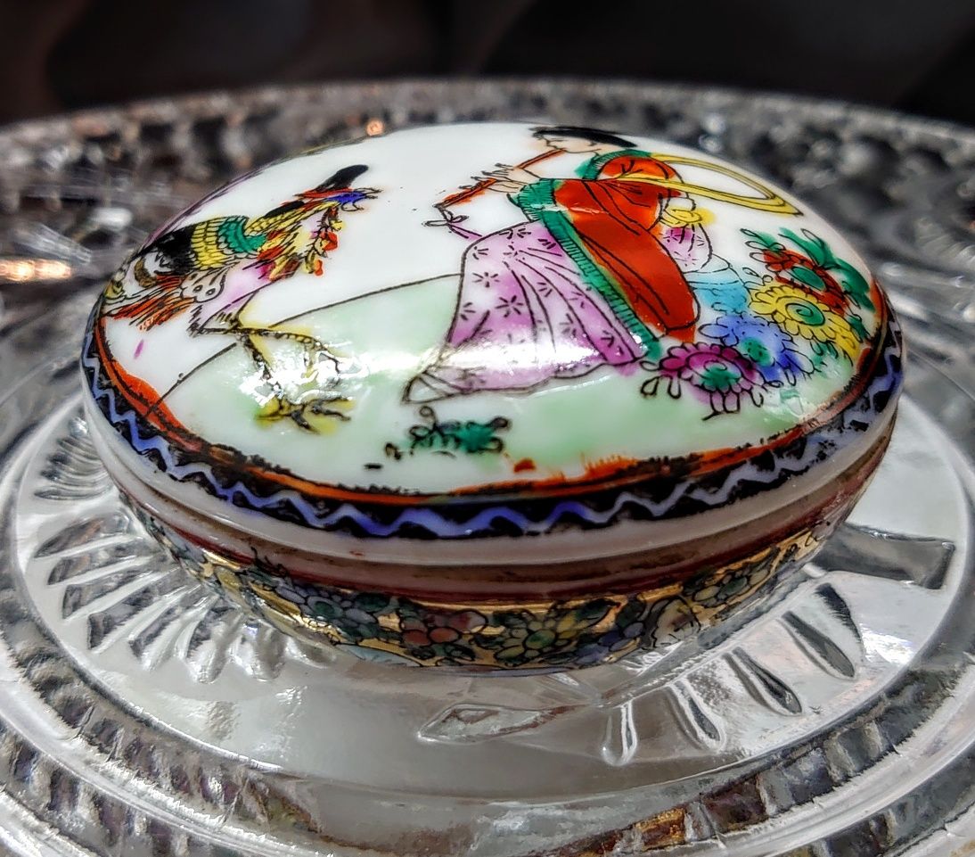 Puzderko ze starej chińskiej porcelany