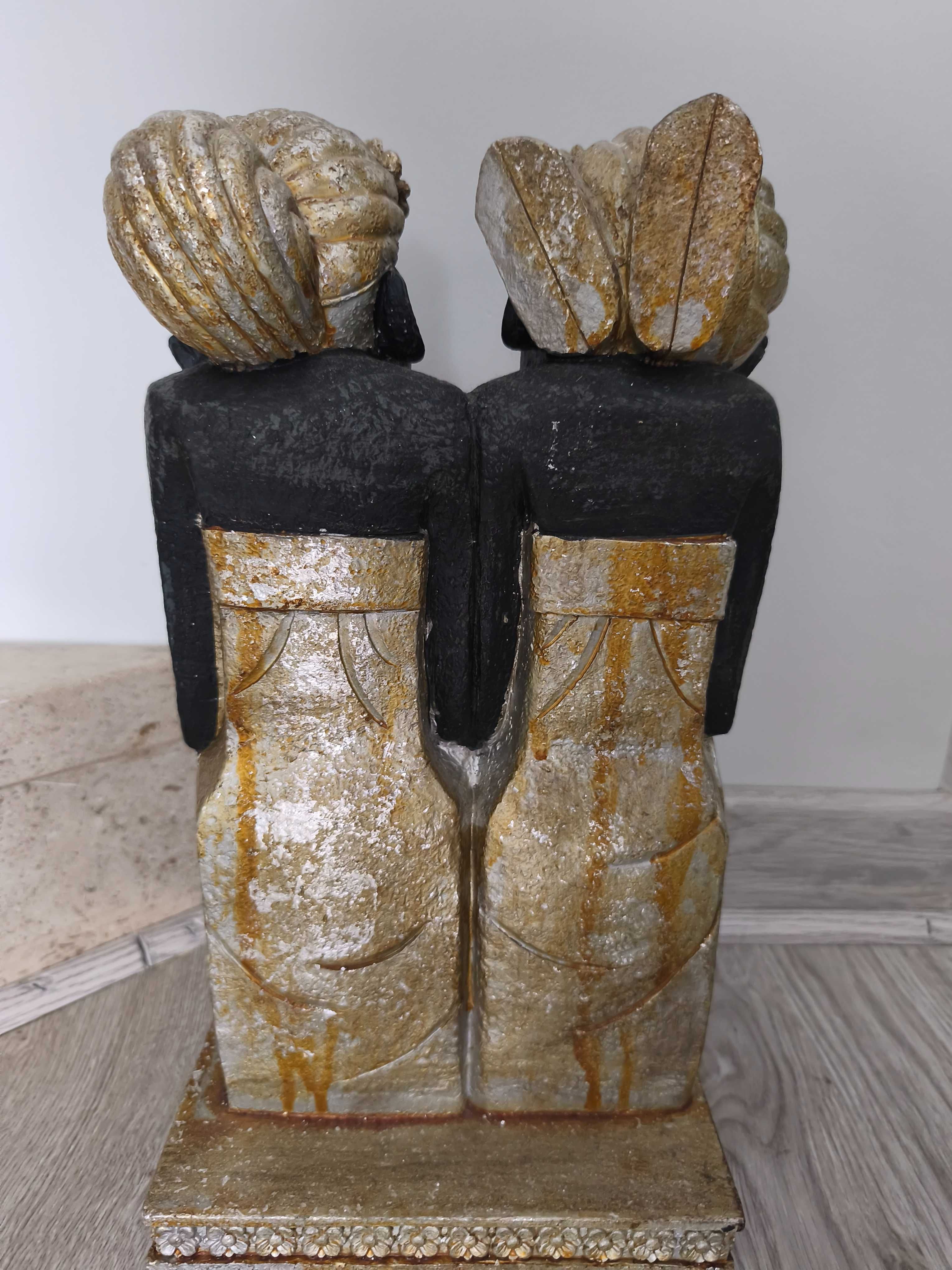 Estatueta de dois bonecos