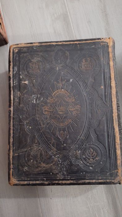 Biblia antiga em bom estado