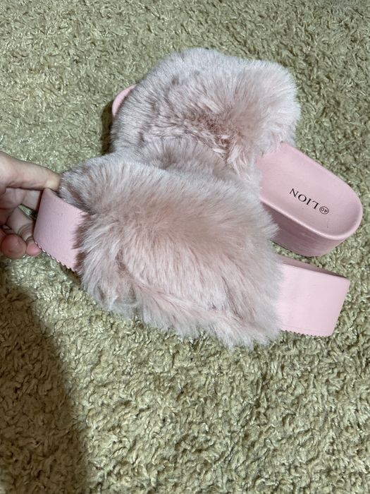 Пушисті шльопанці на платформі