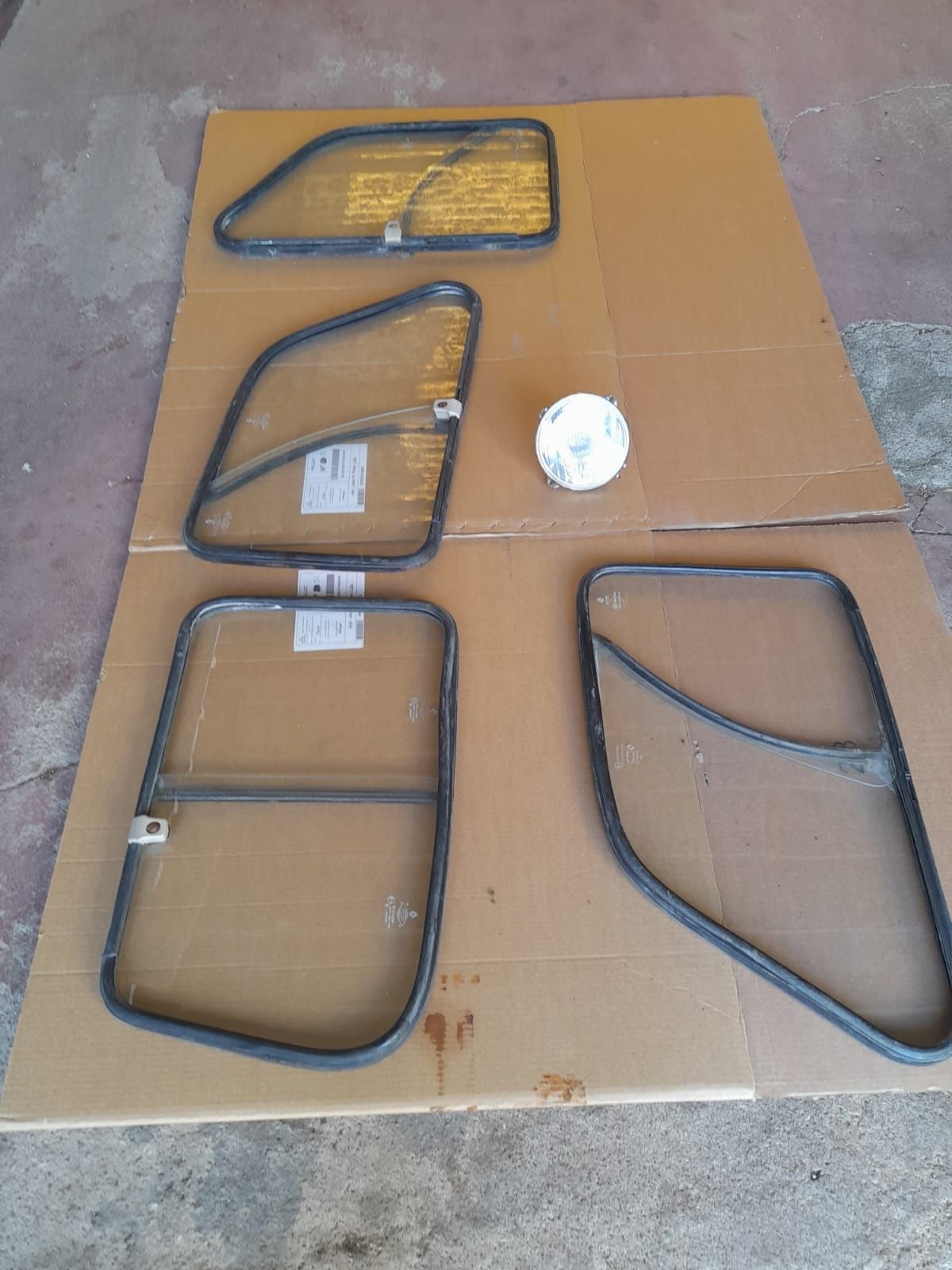 Vendo vidros Renault 4L + farol dianteiro

Apenas só seram respondidos