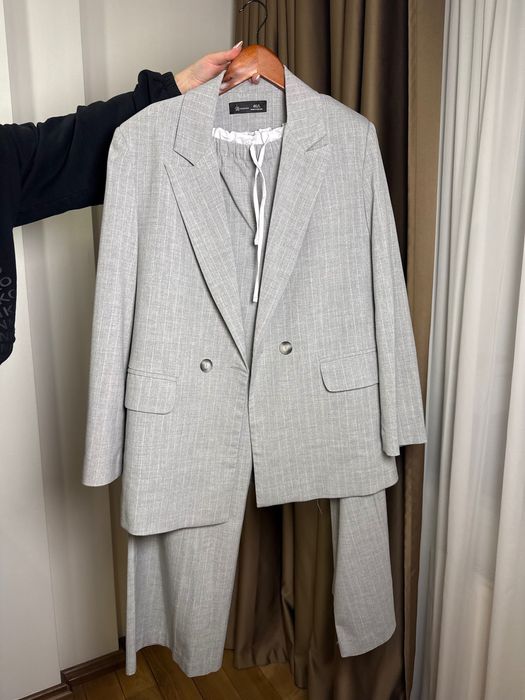 Жіночий сірий костюм