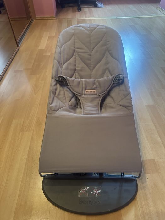 Продам шезлонг Baby Bjorn