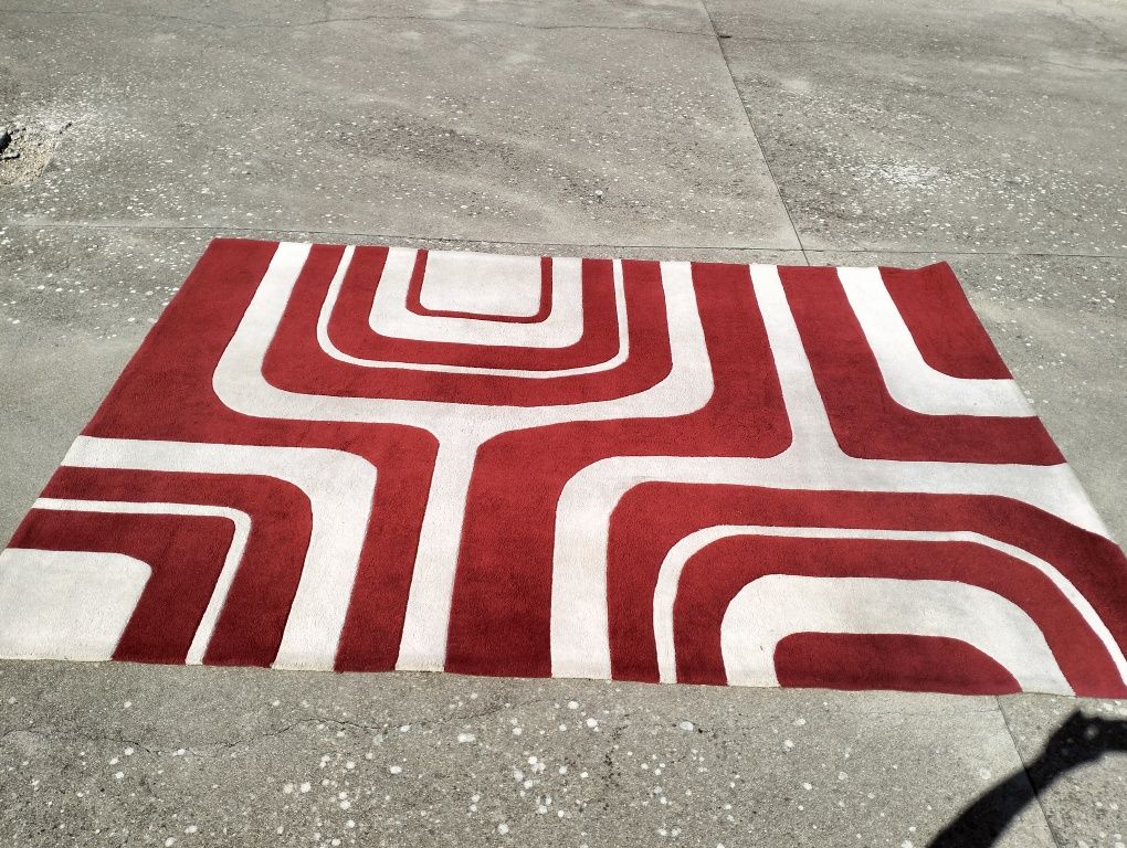 Tapete grande vermelho e branco
