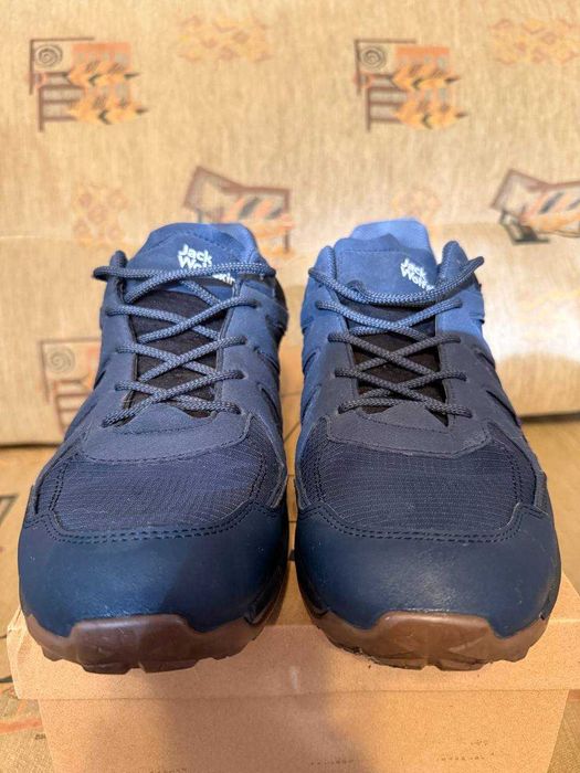 Три пары обуви (Jack Wolfskin, Safety Jogger, Respect yourself)