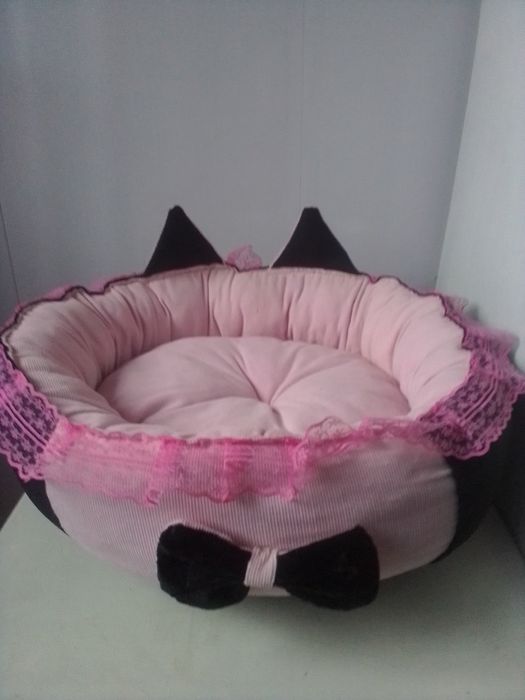 Домик из дерева и мягкие лежанки