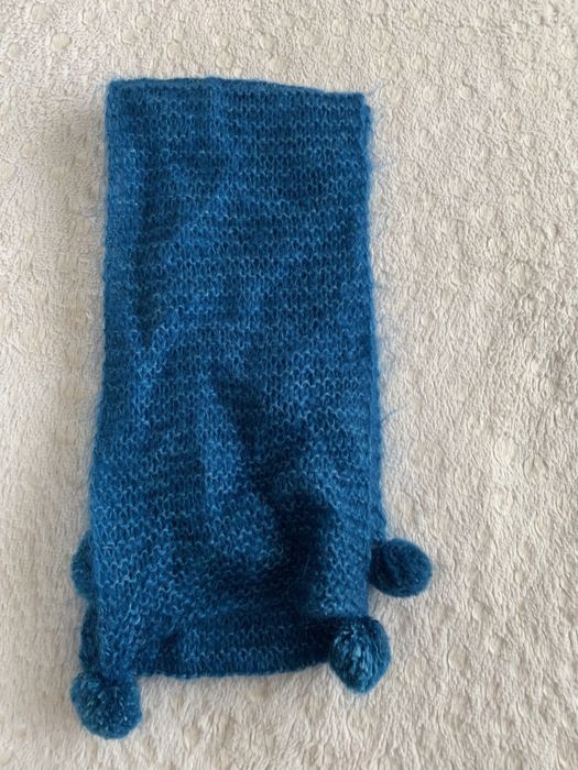 Cachecol feito à mão com pompons. Azul