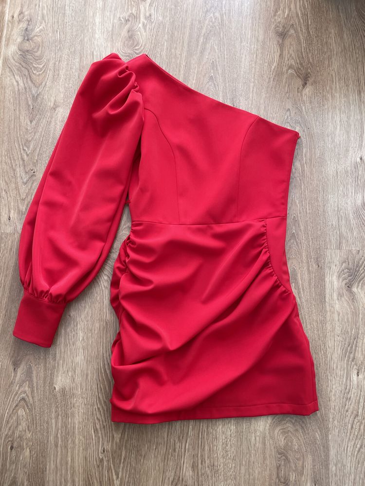 Sukienka czerwona na jedno ramię z paskiem maszczona 38 M