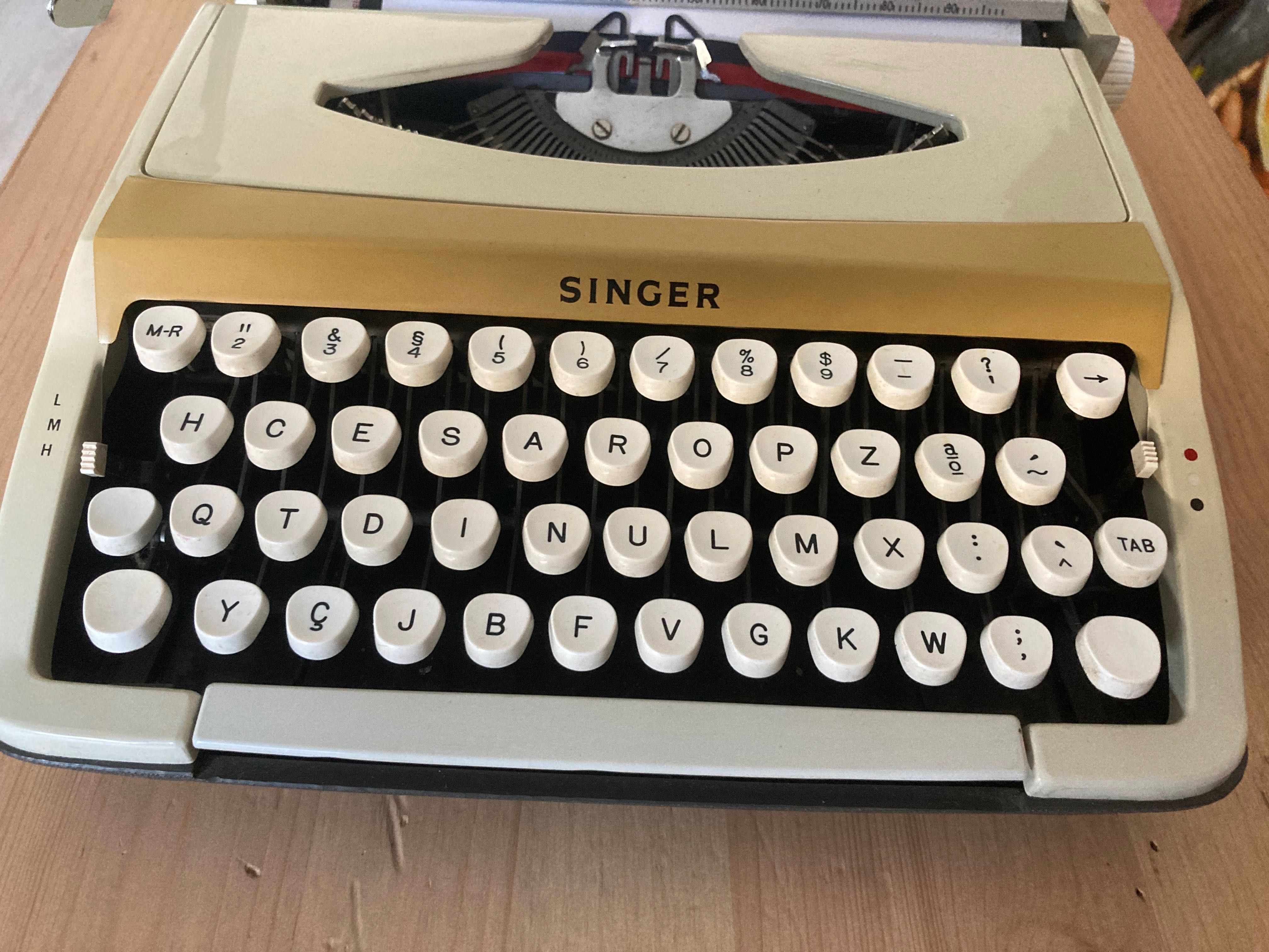 Máquina de escrever SINGER