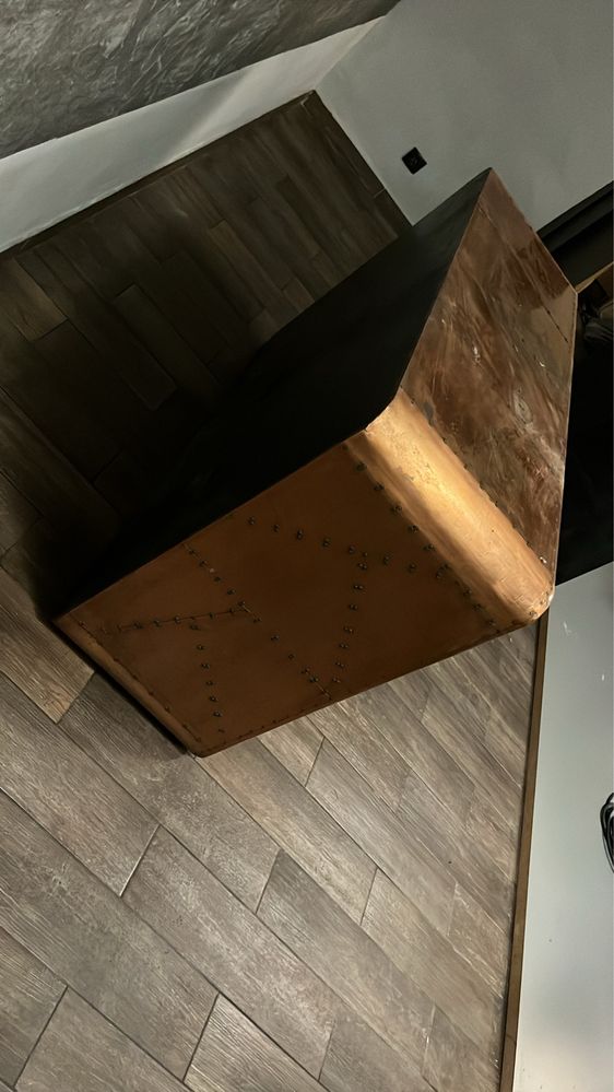 Designerska komoda w stylu industrialnym – miedź, drewno, kółka
