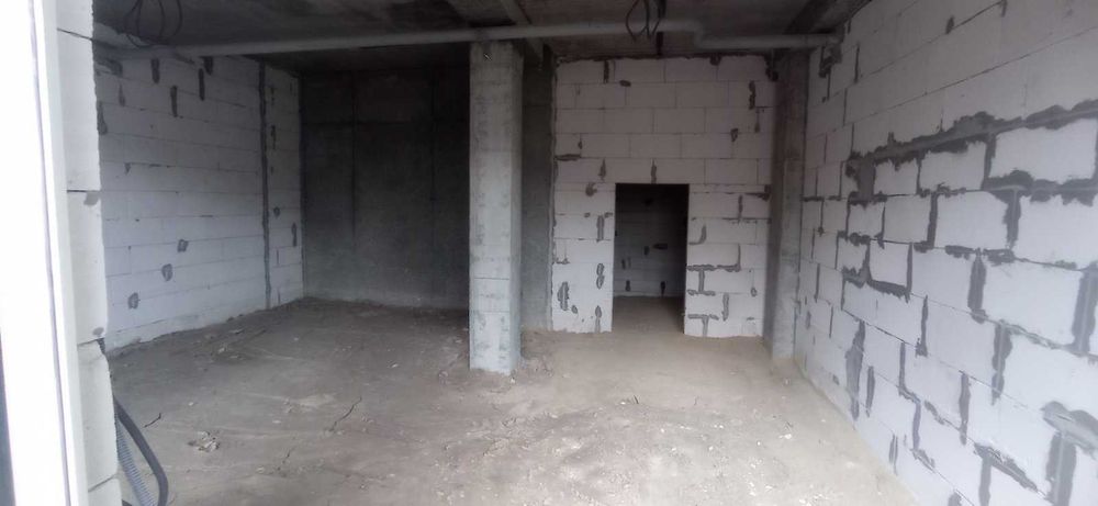 жк Аквамарин .Фасад  площадь  помещения 52 м2. потолки 4 метра. 15 квт