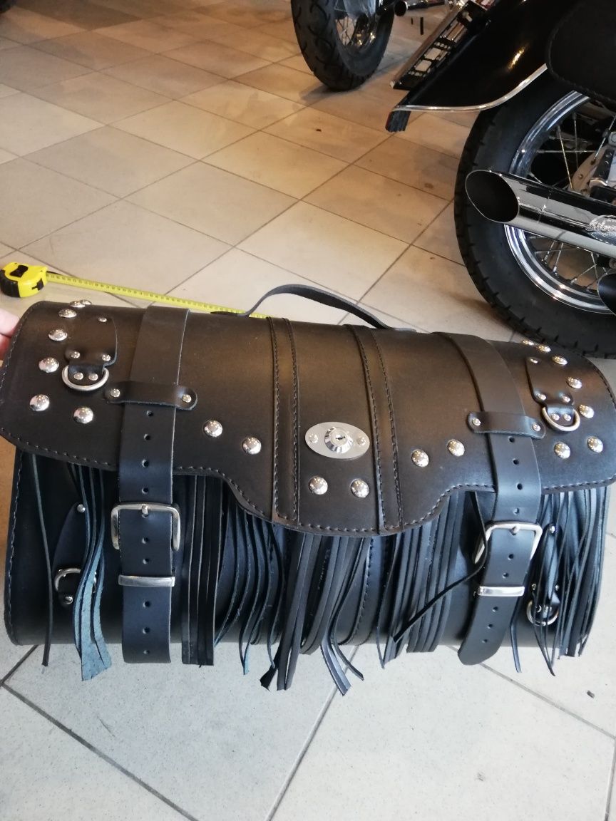 Kufer skórzany 53 cm szerokości.
